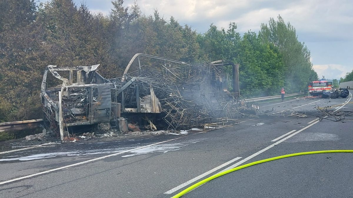Řidička přejela u Jablunkova do protisměru a srazila se s kamionem, ten na místě shořel