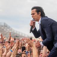 Nick Cave pro diváky zpíval a také si s nimi povídal.