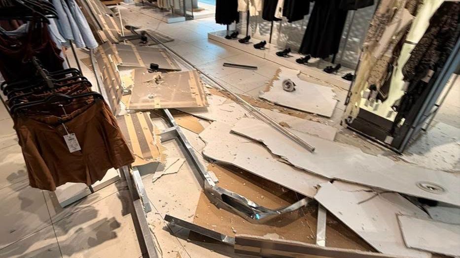 V obchodním centru v Teplicích se zřítil strop, zranil zákaznici