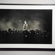 Zpěvák skupiny U2 Bono na pódiu