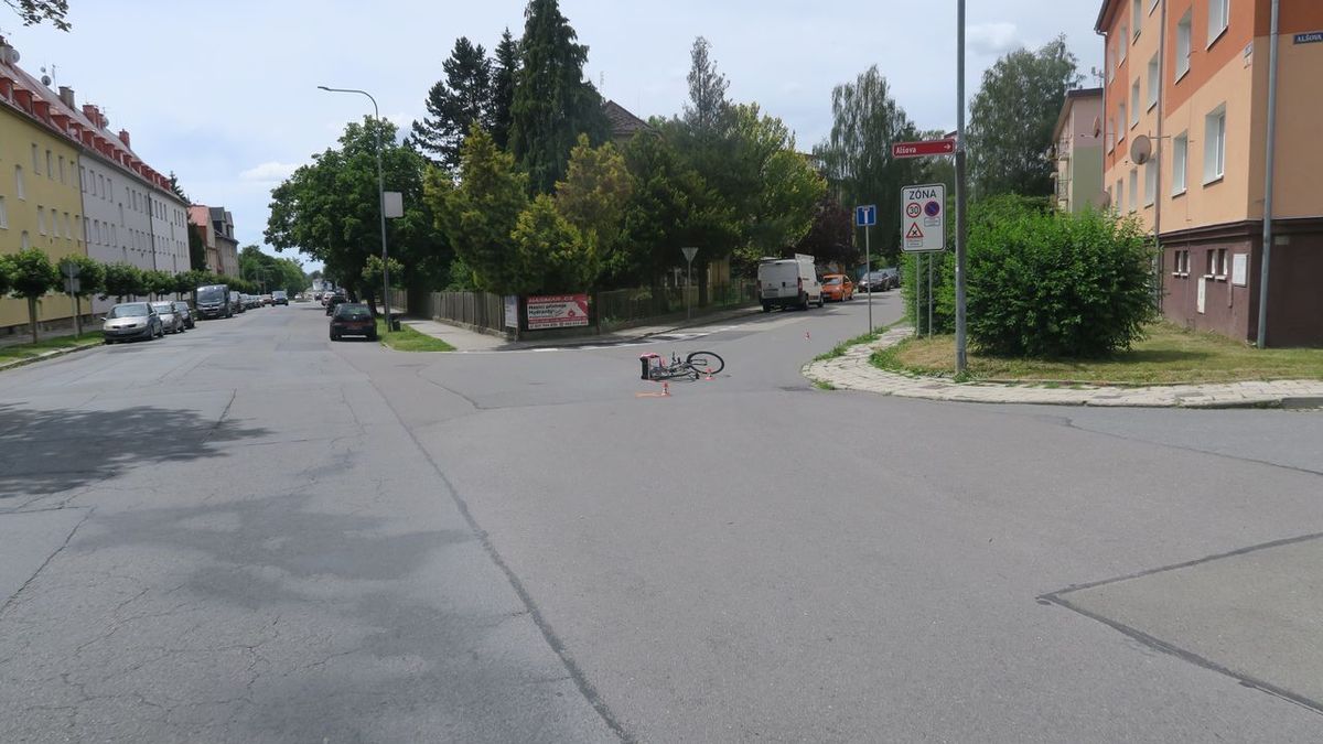 Senior na kole narazil v Šumperku na křižovatce do dodávky. Se zraněním skončil v nemocnici