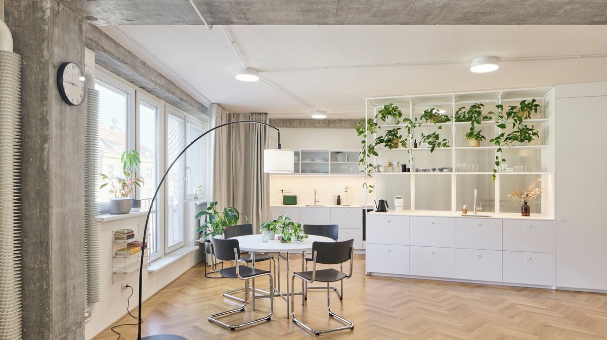 Architekti při rekonstrukci doslova radikálním způsobem otevřeli dispozici celého bytu