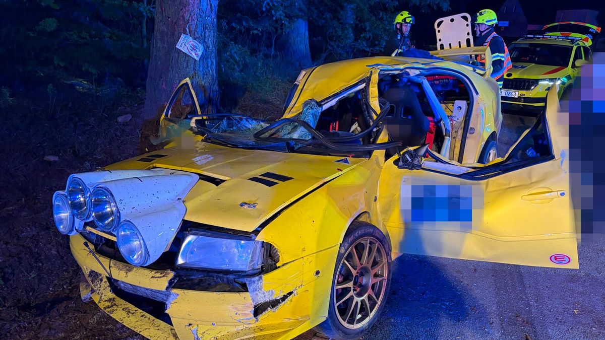 Vážná nehoda na jihočeské rallye. Třicetiletý závodník narazil čelně do stromu