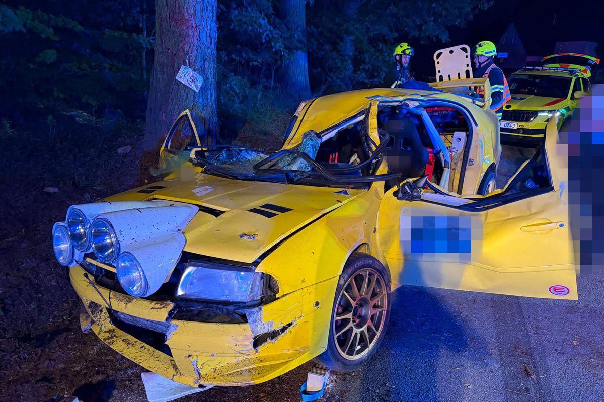 Vážná nehoda na jihočeské rallye. Třicetiletý závodník narazil čelně do stromu