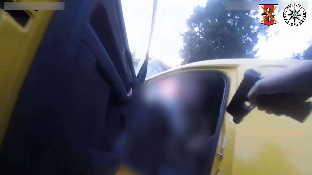 Zřejmě zfetovaný řidič ujížděl na Šluknovsku před policií, honička skončila čelním střetem
