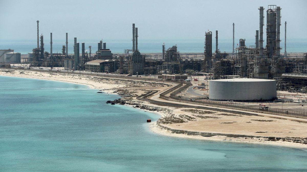 V Saudské Arábii se zřítila helikoptéra ropné společnosti Aramco, 14 mrtvých