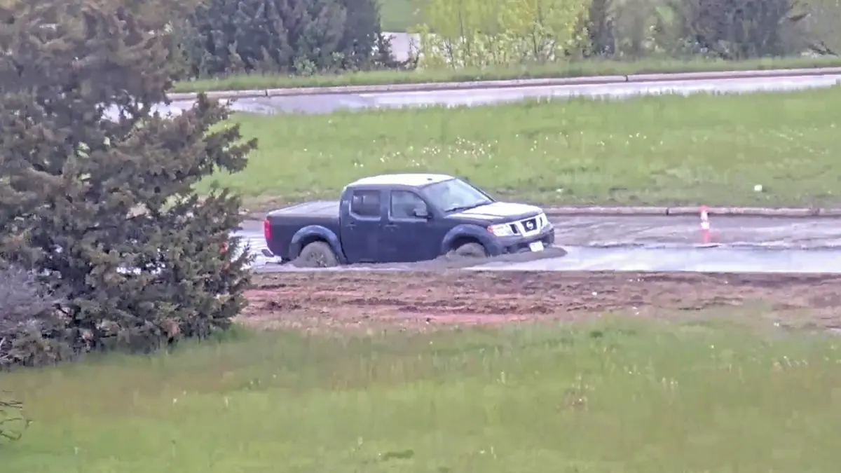 Řidič ve Wisconsinu odsunul cedule před uzavírkou, aby projel. Čerstvý beton ho překvapil
