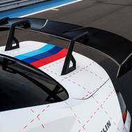 Vedle předního splitteru zlepšuje aerodynamiku i nastavitelné zadní křídlo. 