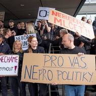 Demonstrace spolku Veřejnoprávně proti rušení koncesionářských poplatků před budovou české televize.