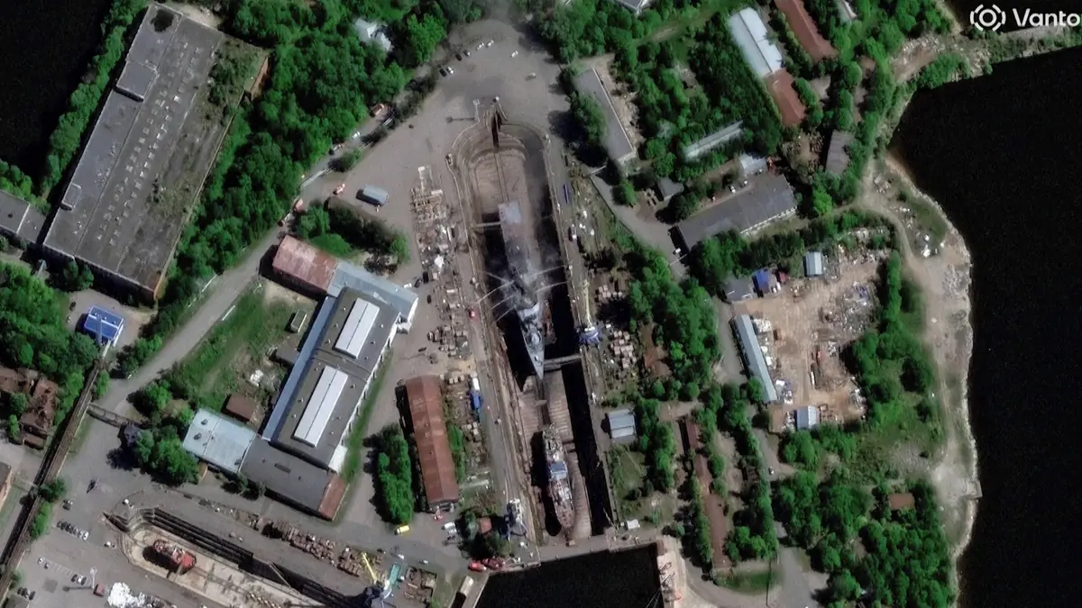 Zásah přímo doprostřed trupu. Ukrajinci zničili ruskou korvetu Bojkij, ukazují satelity