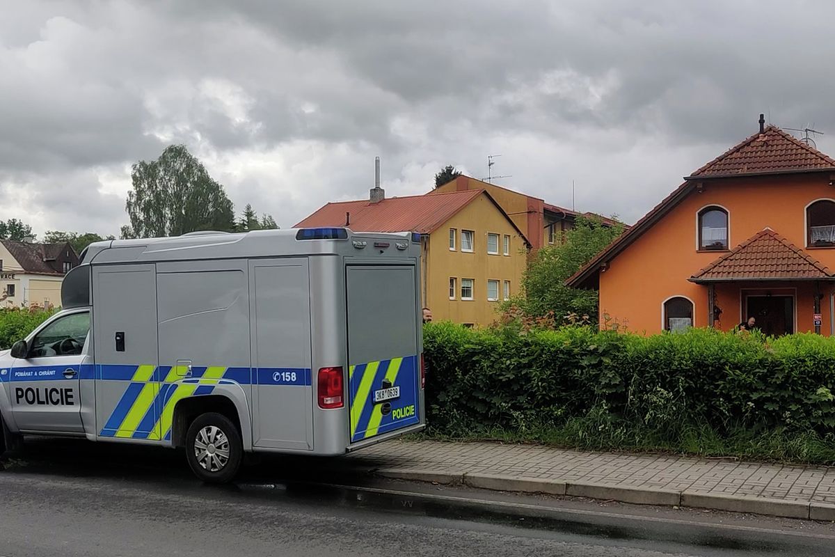 Kriminalisté v Kynšperku našli další části dětského těla, prohledávají dům zadržené ženy