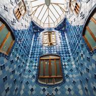 I obyčejný světlík nesmí zůstat opomenut. Ten v Casa Batllò je obložen keramickými dlaždicemi v různých odstínech modré, aby se vyrovnalo osvětlení v celém prostoru.