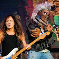 Baskytarista Steve Harris a maskot Eddie.