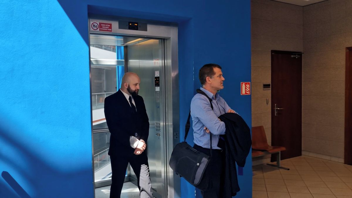 Voják, který v baru pořezal generála Hyťhu, dostal podmínku. Generál asi v armádě skončí