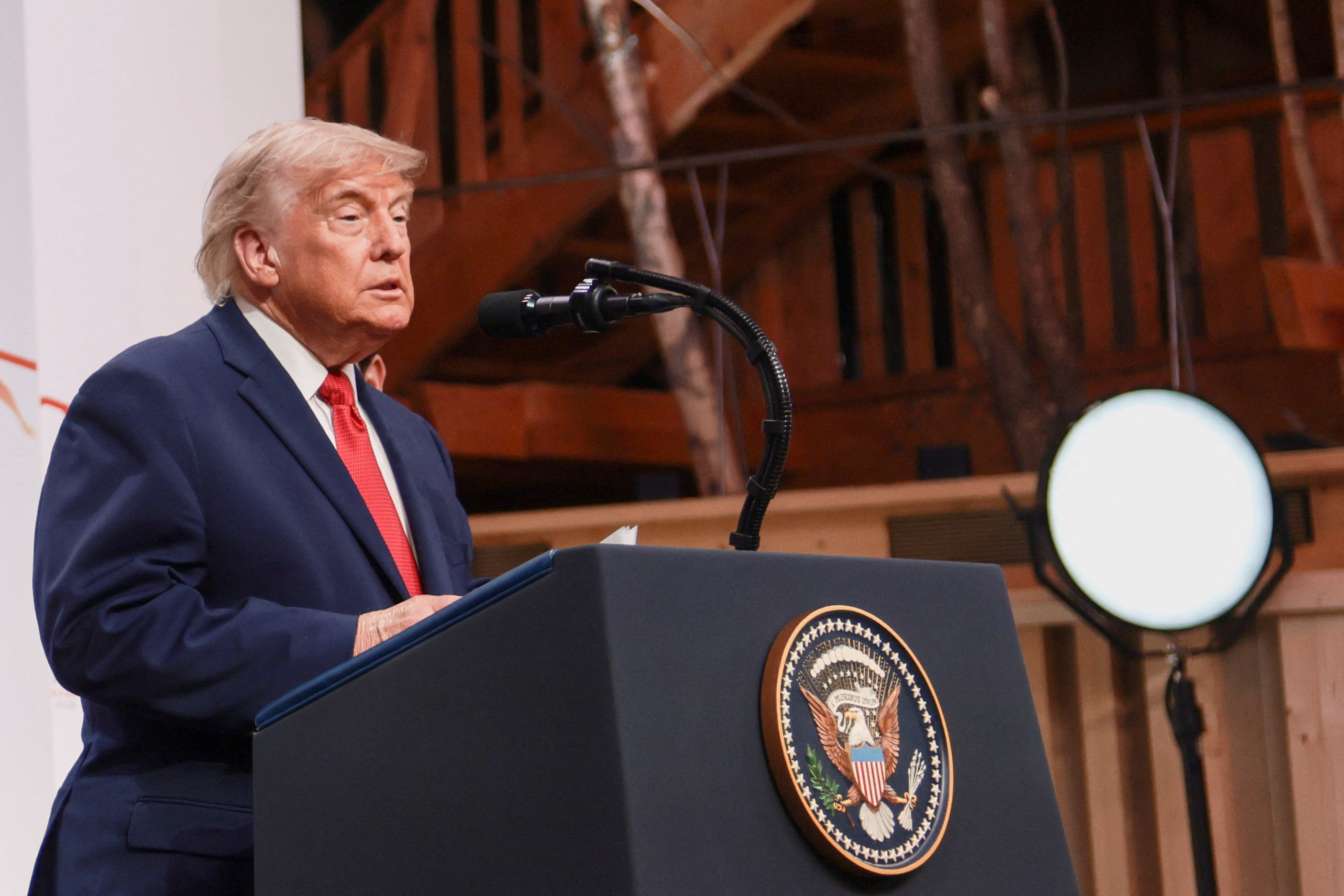 USA plně obnovily sankce proti ruské ropě, hlásí Ukrajinci