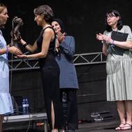 Cenu festivalu Slunovrat získala íránská básnířka Fatemeh Ekhtesari, předávala ji spisovatelka Karin Lednická.