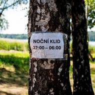 Noční klid je sice určený, ale nedodržuje se vždy a důsledně. 