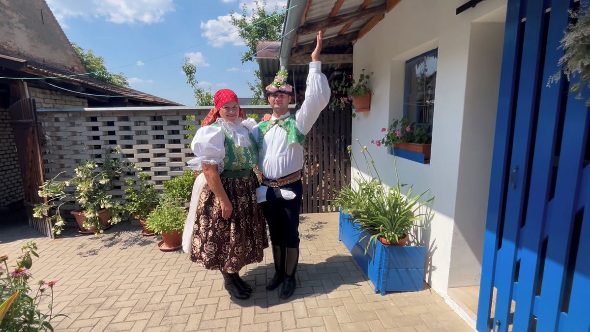 Vedra nevedra, účastníci folklorního festivalu oblékli kroje. Několik vrstev nohavic, punčoch či šátků