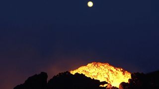 Etna rozzářila oblohu nad Sicílií