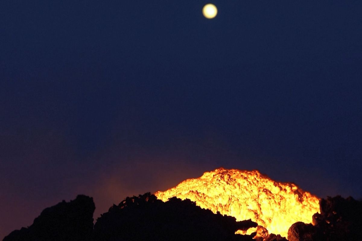 Etna rozzářila oblohu nad Sicílií
