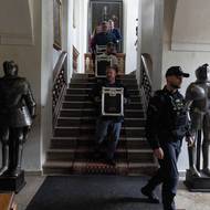 Archivní víno doprovodila policie.