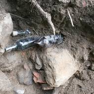 Snímek z nalezení dalších lahví při rekonstrukci v roce 2011