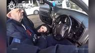 Řidič ve Walesu policistům ujel i s pouty na rukou