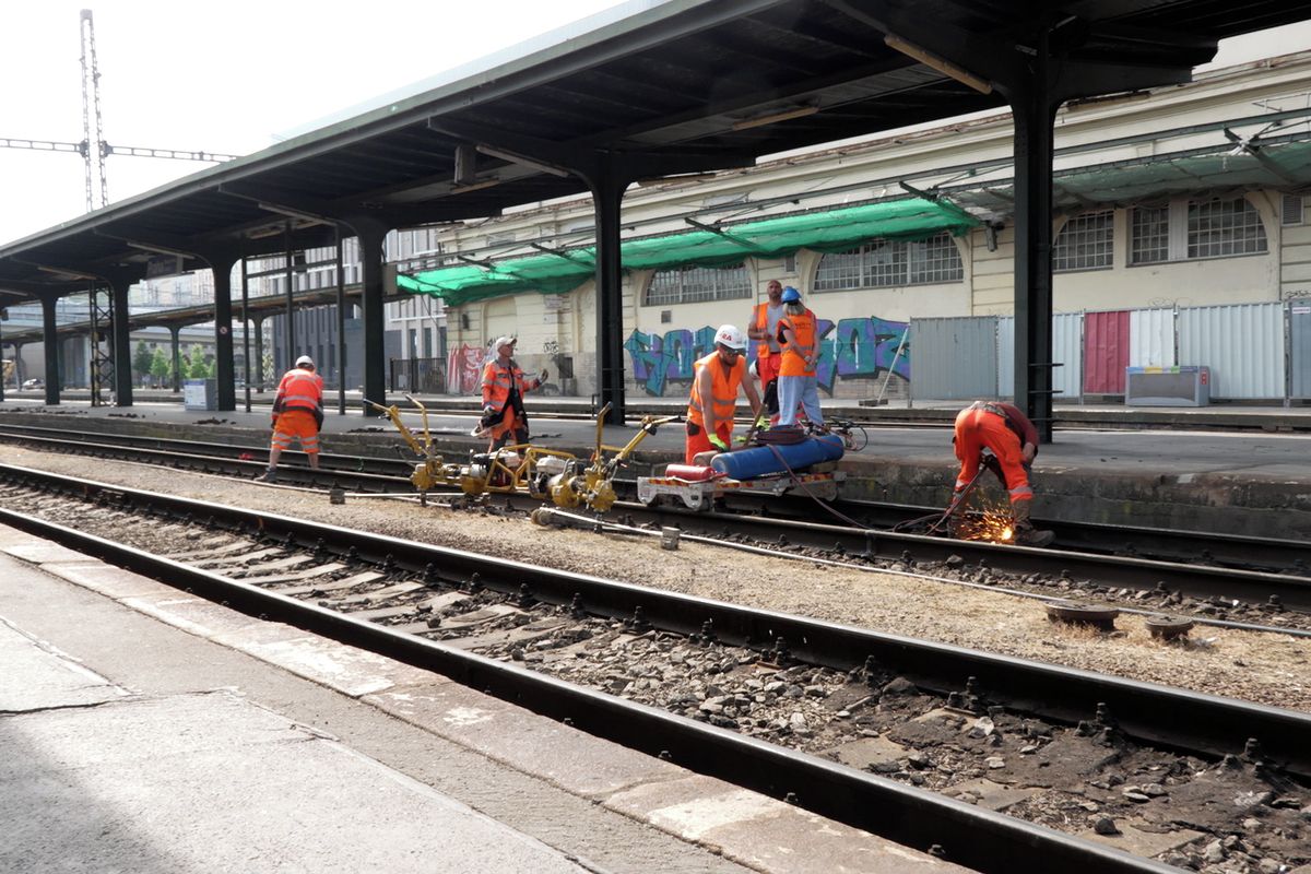 Masarykovo nádraží vstoupilo do nejnáročnější etapy rekonstrukce. Vlaky z Kladna a Kralup nově končí v Bubnech