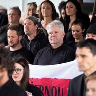 Demonstrace spolku Veřejnoprávně proti rušení koncesionářských poplatků před budovou české televize.