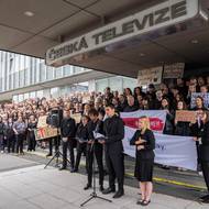 Demonstrace spolku Veřejnoprávně proti rušení koncesionářských poplatků před budovou české televize.