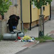 Policisté následně prohlíželi také okolní popelnice
