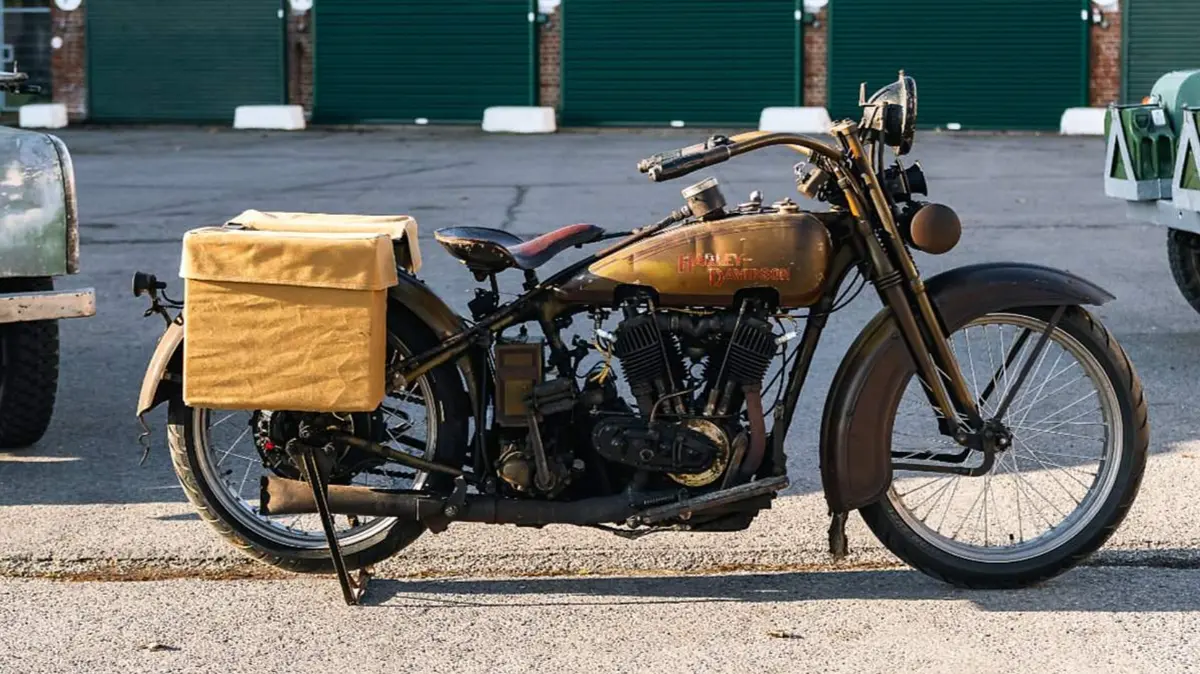 Filmový Aquaman si nechal přestavět historický Harley na plu