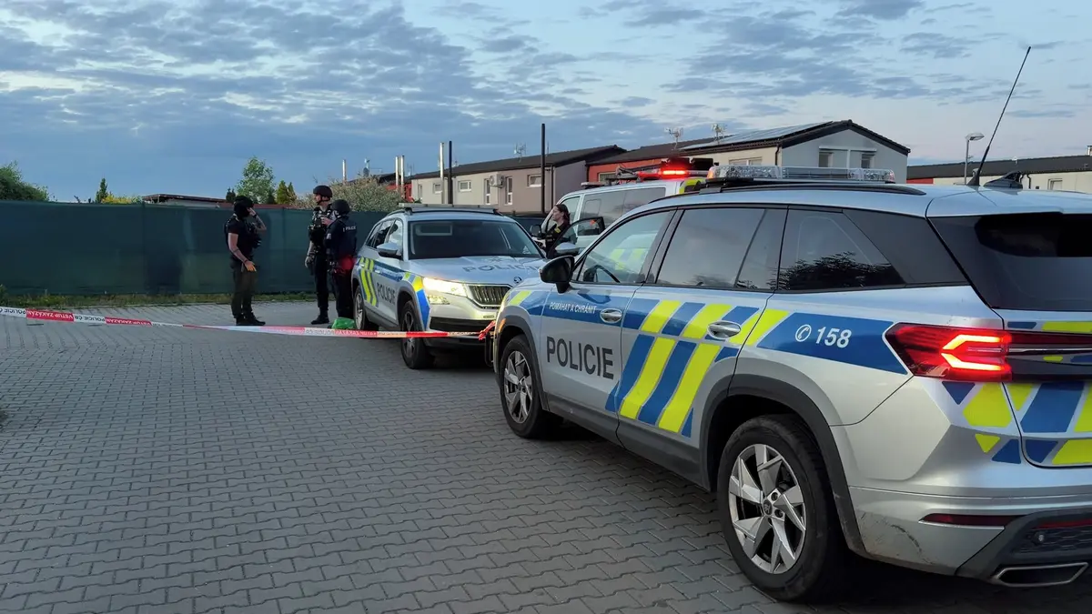 Střelbu taxikáře v Poleradech policie kvalifikuje 