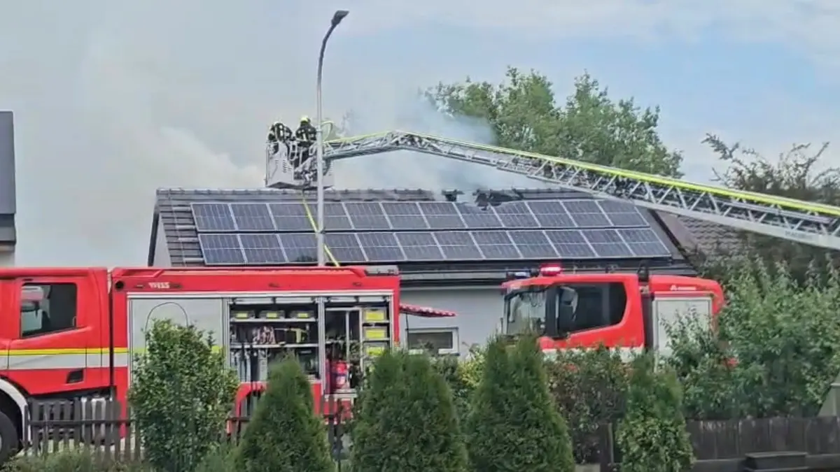 Požár střechy domu a fotovoltaiky způsobil na Olomoucku škod