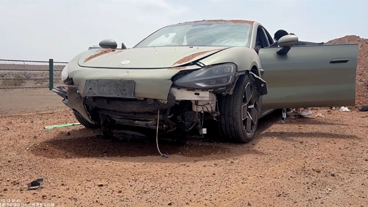 Řidička svěřila řízení autonomnímu systému, auto poslal do vzduchu
