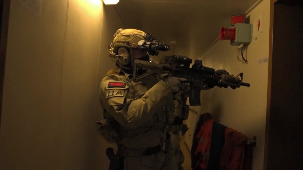 Britové zveřejnili video ze zásahu na ruském tankeru