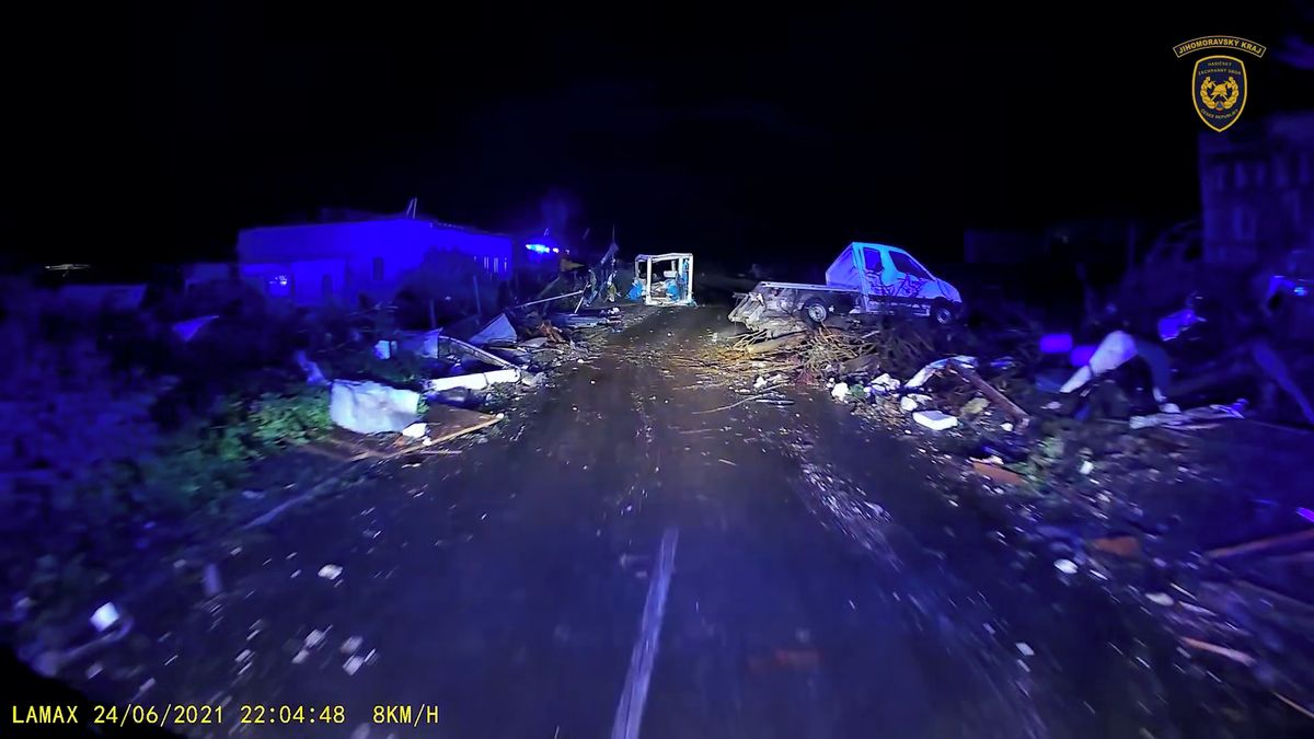 Obří větrný vír za humny, pak už jen sutiny. Hasiči připomněli ve videu ničivé tornádo na Moravě