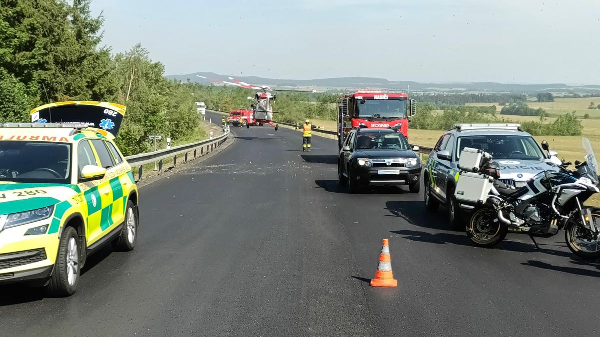 Padesátiletá motorkářka havarovala na Karlovarsku, utrpěla vážné poranění
