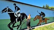 Graffiti dovoleno. Sprejeři a děti „zušky“ sportovně vyzdobily zeď Sokola