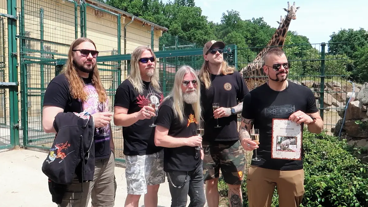 Metalisté ze slavného Sabatonu se stali kmotry mláděte nosorožce z plzeňské zoo. Ale domů by ho nechtěli