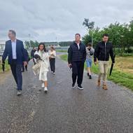 Komárek (druhý zprava) si s manželkou Štěpánkou za doprovodu vedení města prohlédl park. 