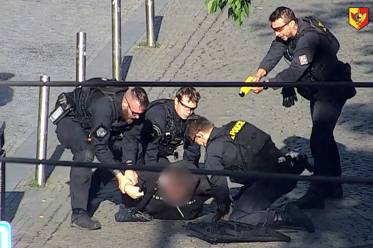 Bojovně naladěný násilník mával nožem u obchoďáku v Praze. Zásah policejním taserem natočila kamera