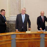 Hradní protokolář Jindřich Forejt,  prezident Miloš Zeman a premiér Bohuslav Sobotka .
