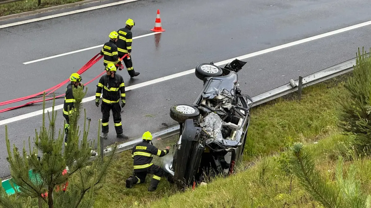 Řidička volva vylétla z mokré dálnice. Nehoda uzavřela D3 u Soběslavi