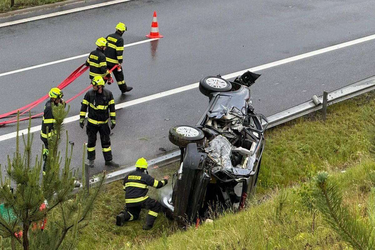 Řidička volva vylétla z mokré dálnice. Nehoda uzavřela D3 u Soběslavi