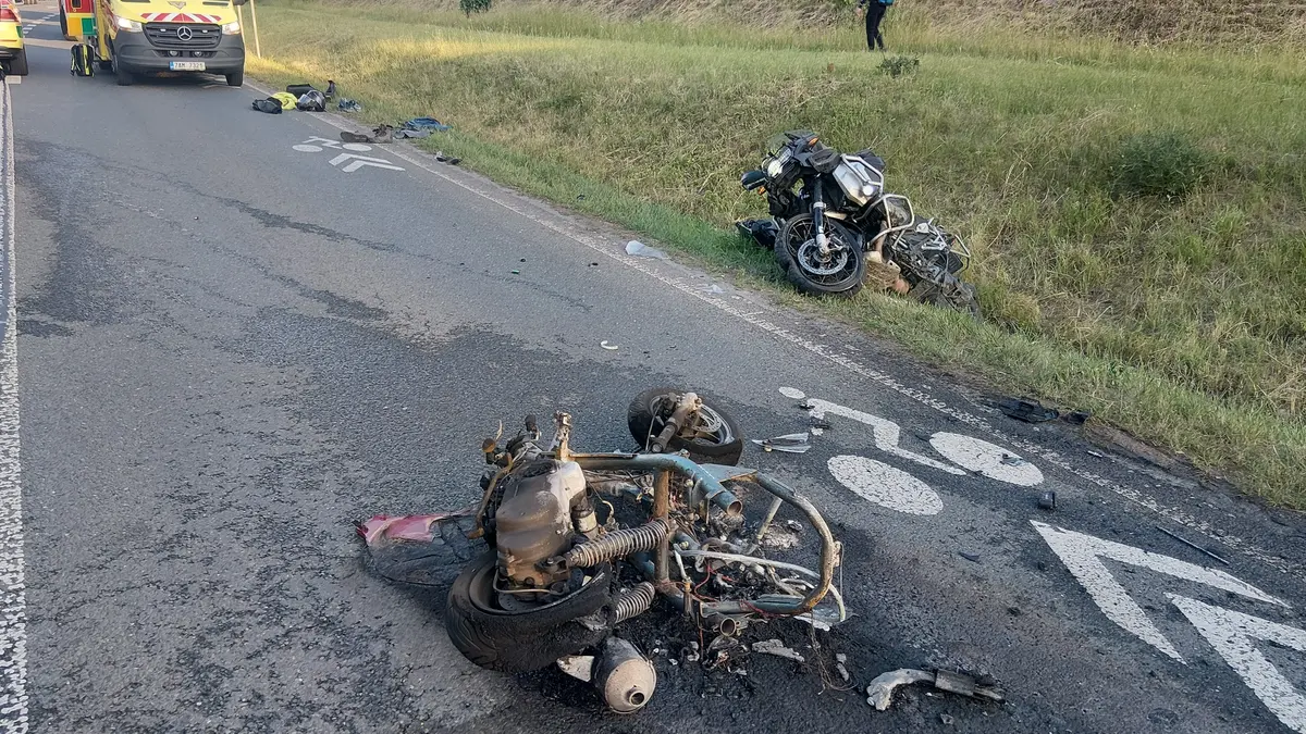 Děsivá srážka dvou motorkářů v Praze. Policie hledá viníka