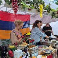 Festival ambasád v Praze na Vítězném náměstí, některé země si daly záležet na výzdobě stánku.