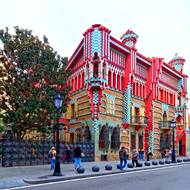 Gaudího prvotina Casa Vicens již zpočátku nastoluje jeho hru. Barevná fasáda složená z keramického obkladu, zajímavě tvarované balkony a hlavně status zcela nepřehlédnutelné stavby.