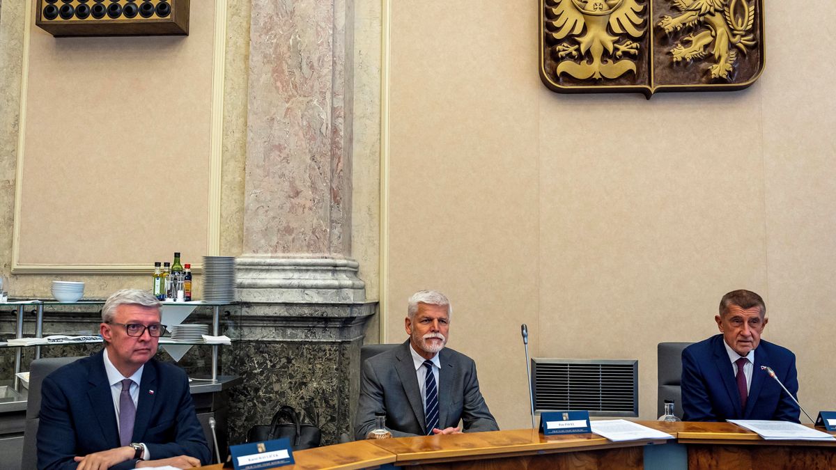 Prezidentovi důvěřuje 56 procent lidí, vládě třetina