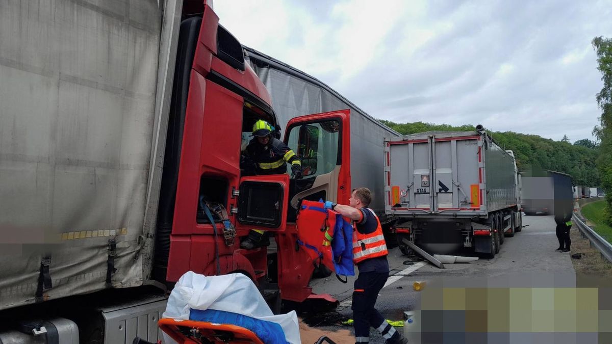 Střet čtyř kamionů omezil dálnici D1 na Benešovsku, vytvořily se kolony
